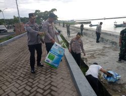 TNI-Polri Kompak Bersihkan Pantai Merpati Bulukumba, Wujud Sinergitas Jaga Lingkungan