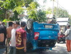 Diduga Hilang Kendali, Mobil Toyota Etios Tabrak Pagar lalu Terbalik