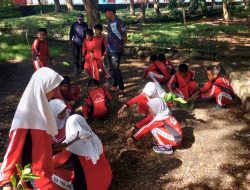 Murid SDN 2 Terang-terang Tanam Pohon di Pantai Merpati, Wujud Kepedulian Lingkungan