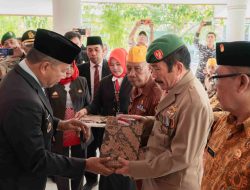 BAZNAS Bulukumba Salurkan 150 Bingkisan untuk Veteran dan Wredhatama