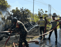 Polsek Bontobahari Bersama TNI dan Damkar Padamkan Kebakaran Lahan di Benjala