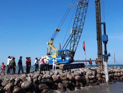 Tiang Pancang Mulai Ditancap, Ada yang Istimewa dari Masjid Terapung Pantai Merpati