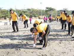 Kapolres Bulukumba Pimpin Ratusan Personel Bersihkan Kawasan Pantai Merpati