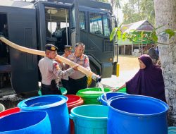 Polres Bulukumba Hadir Bantu Warga Hadapi Kemarau, Salurkan Air Bersih