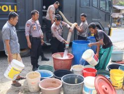 Polisi Kembali Salurkan Air Bersih untuk Warga
