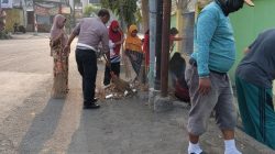 Tak Hanya Atur Lalu Lintas Pagi, Aiptu Usman Turut Gotong Royong Bersihkan Lingkungan Bersama Warga