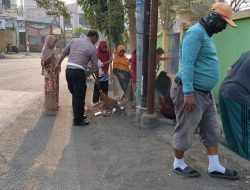 Tak Hanya Atur Lalu Lintas Pagi, Aiptu Usman Turut Gotong Royong Bersihkan Lingkungan Bersama Warga