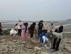 Dukung Festival Pinisi dan Adipura, Sekretariat DPRD Bulukumba Bersihkan Pantai Merpati