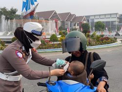 Udara Berkabut akibat Asap, Polantas Bulukumba Bagikan Masker ke Pengendara