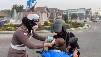 Udara Berkabut akibat Asap, Polantas Bulukumba Bagikan Masker ke Pengendara