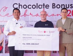 Bupati Bantaeng Serahkan Bonus Rp609 Juta kepada Petani Kakao, Panen Terkendala Kemarau